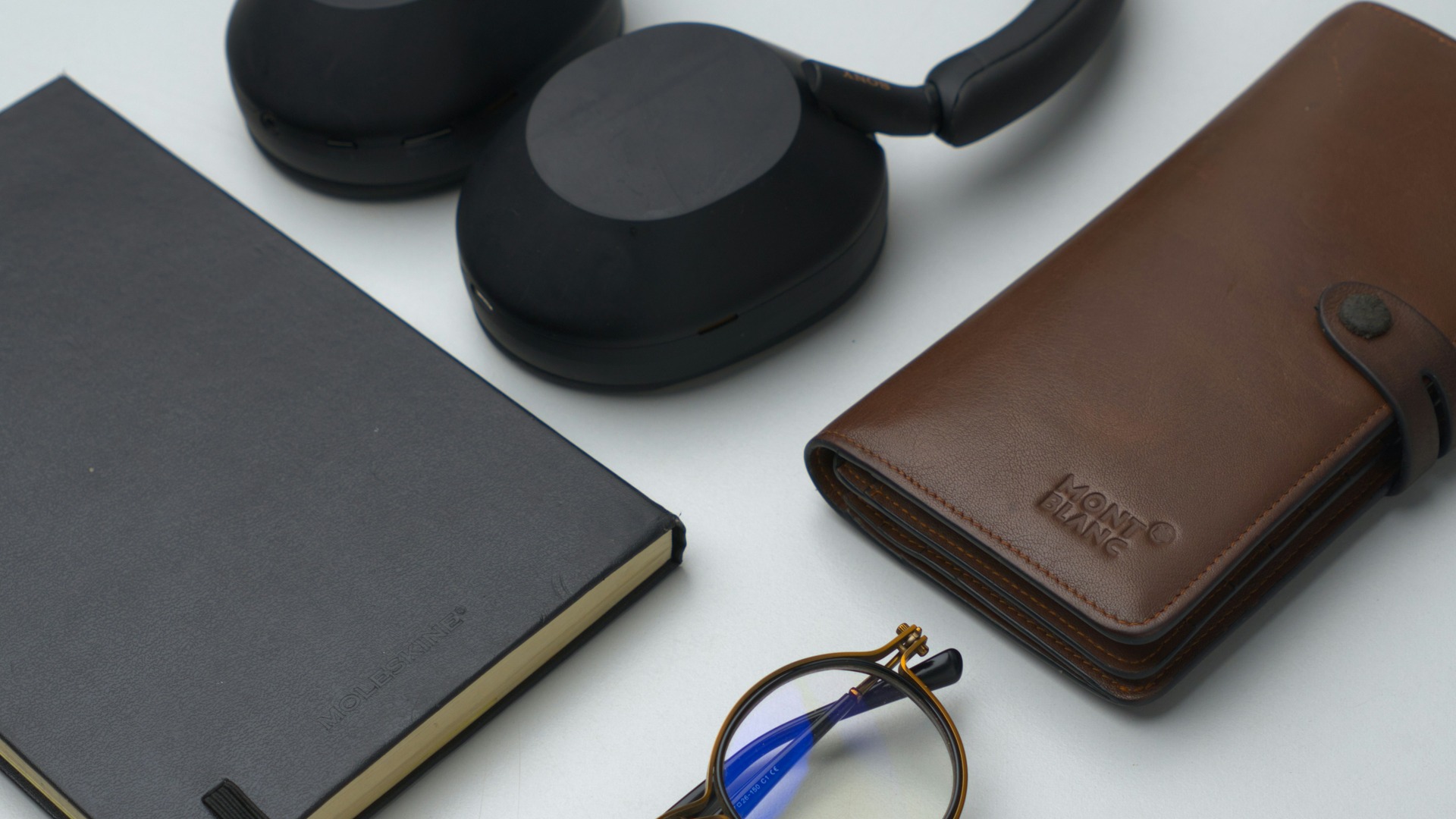 Secretária com apontamentos e itens de trabalho, representando preparação e checklist